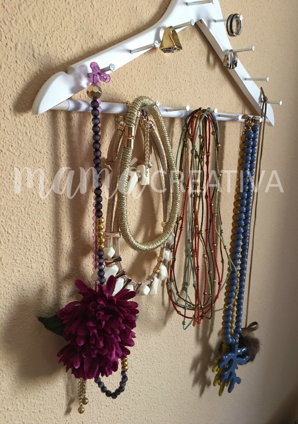 Como hacer un cuelga collares.